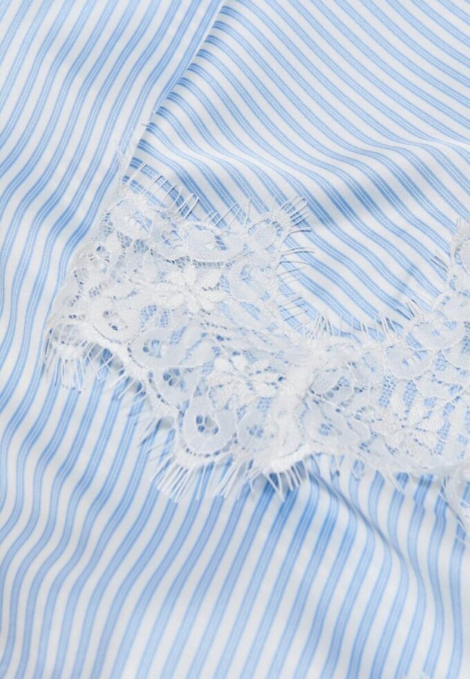 Pareo a righe con bordi in pizzo