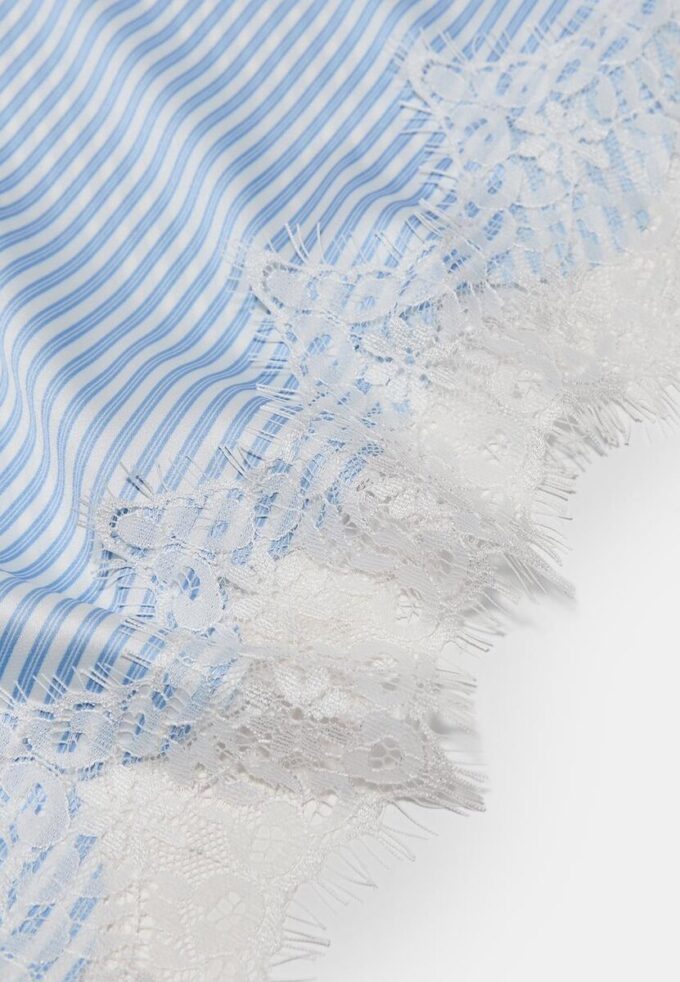 Pareo a righe con bordi in pizzo