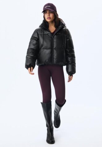 Piumino con cappuccio metallizzato Piumino con cappuccio metallizzato