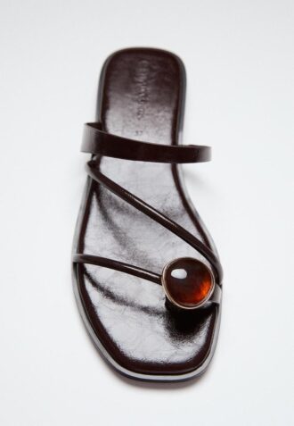 Sandali bassi con dettagli in pietra Sandali bassi con dettagli in pietra