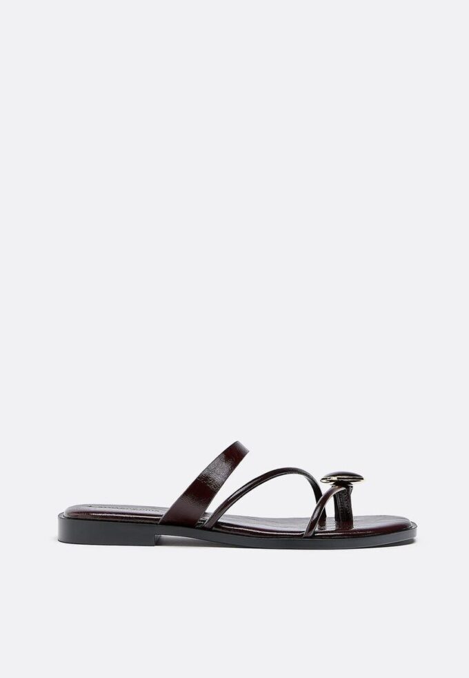 Sandali bassi con dettagli in pietra