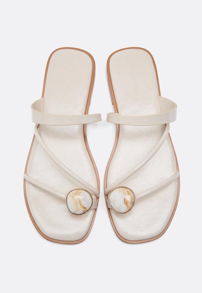 Sandali bassi con dettagli in pietra