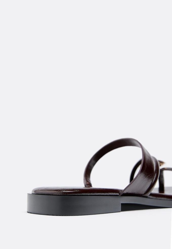 Sandali bassi con dettagli in pietra