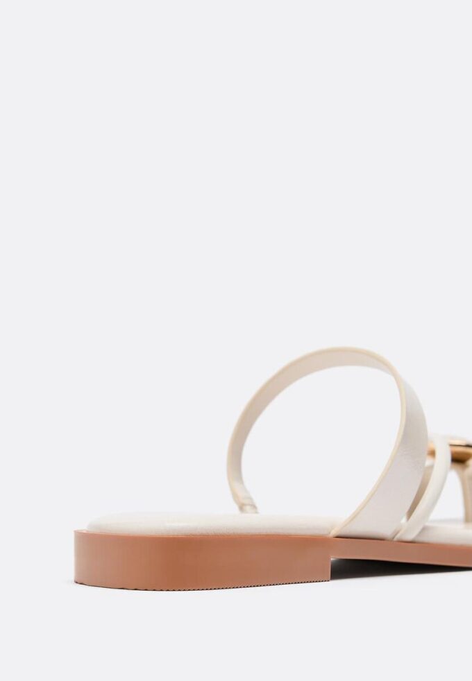 Sandali bassi con dettagli in pietra