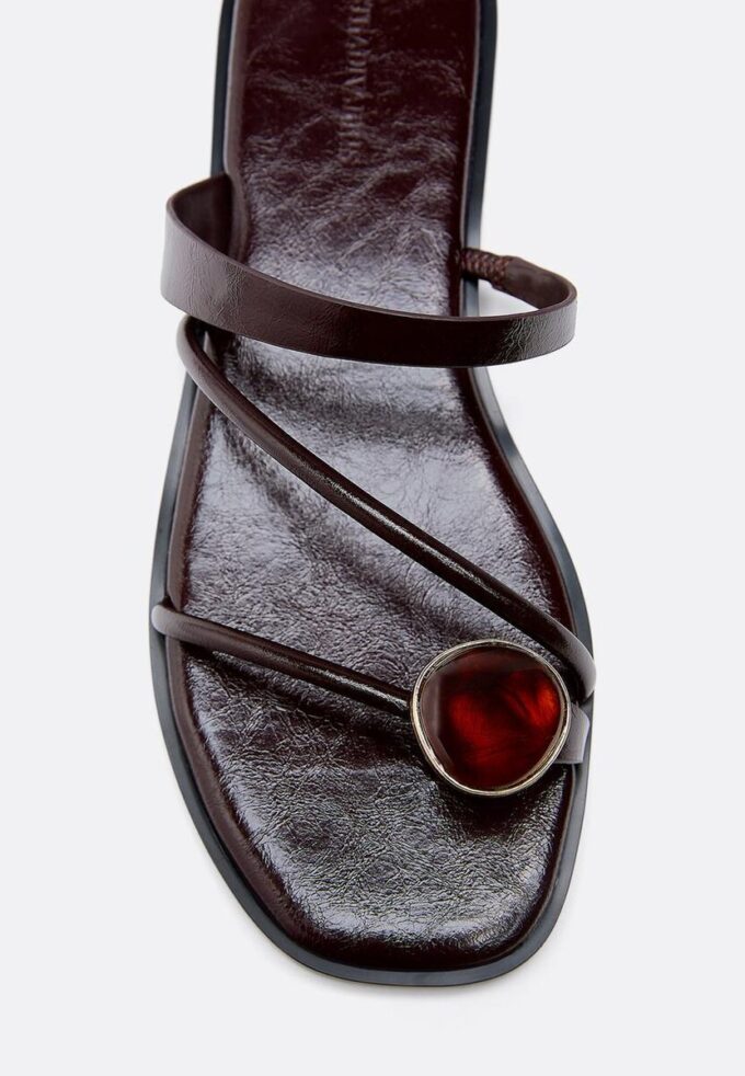 Sandali bassi con dettagli in pietra