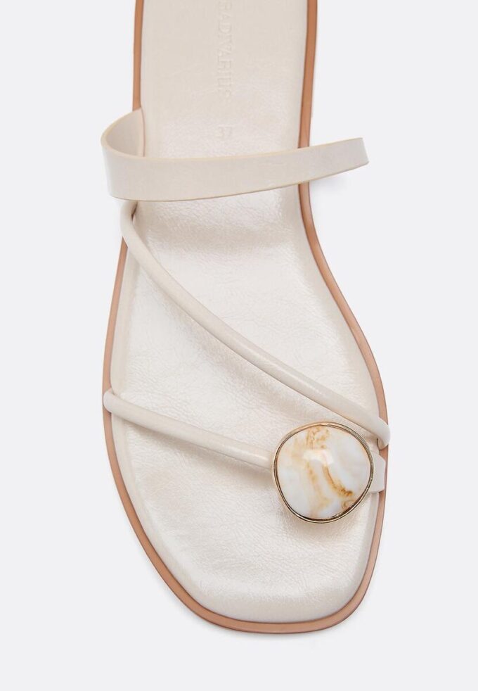 Sandali bassi con dettagli in pietra