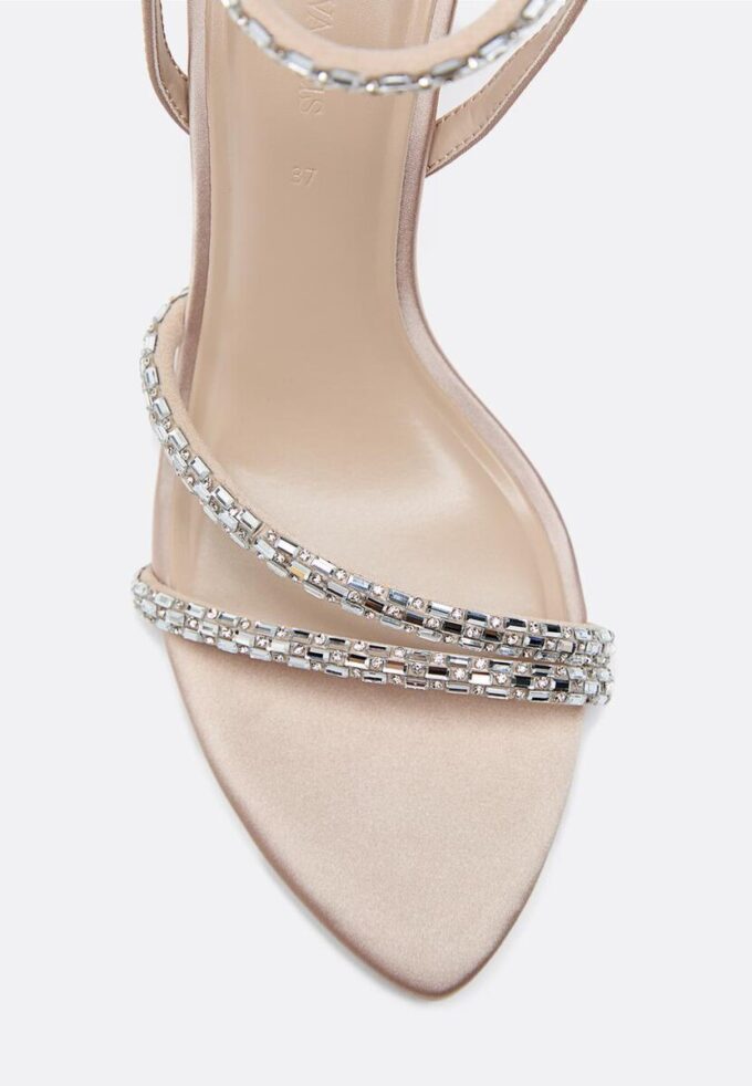 Sandali con tacco alto e dettagli in strass