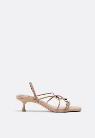 Sandali con tacco basso e dettagli in metallo