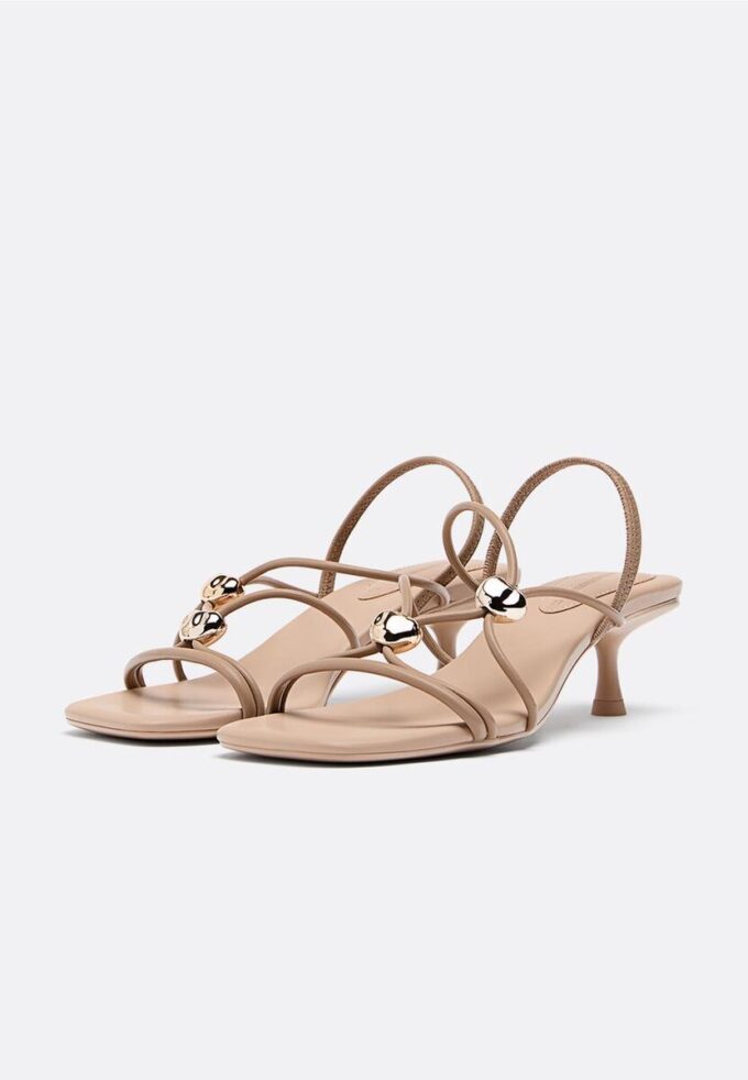 Sandali con tacco basso e dettagli in metallo