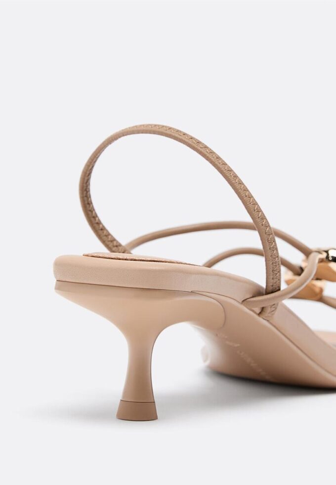 Sandali con tacco basso e dettagli in metallo