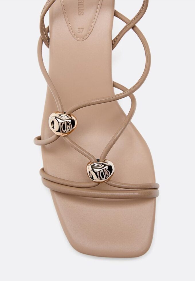 Sandali con tacco basso e dettagli in metallo