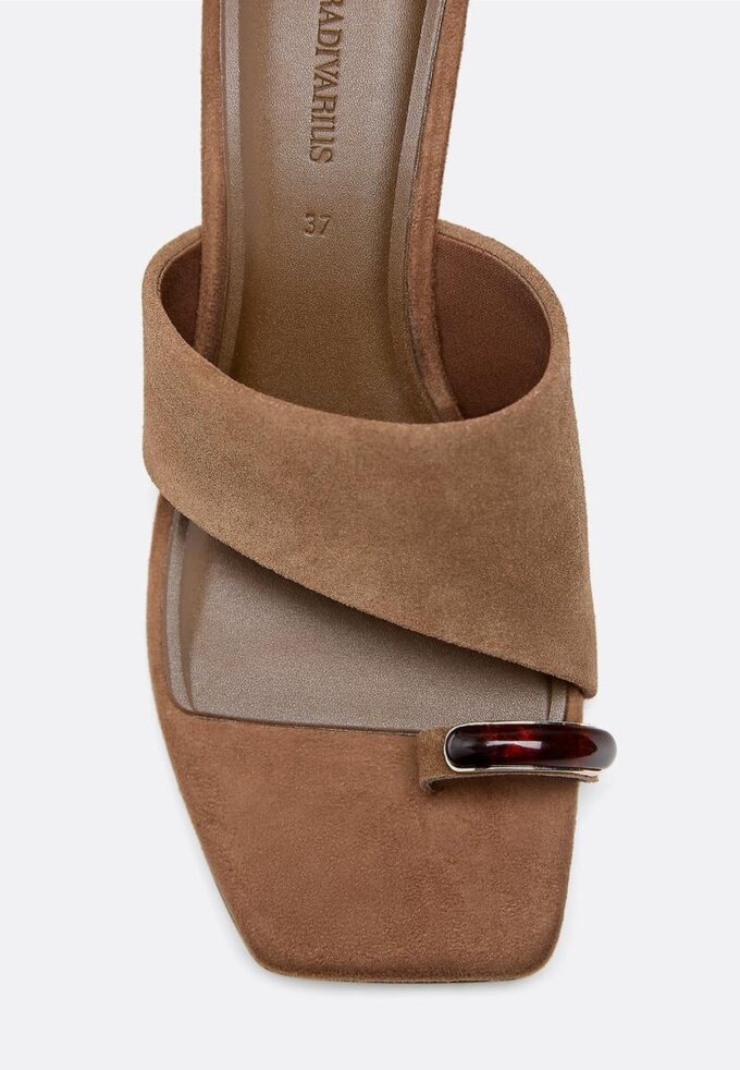 Sandali in pelle con tacco basso