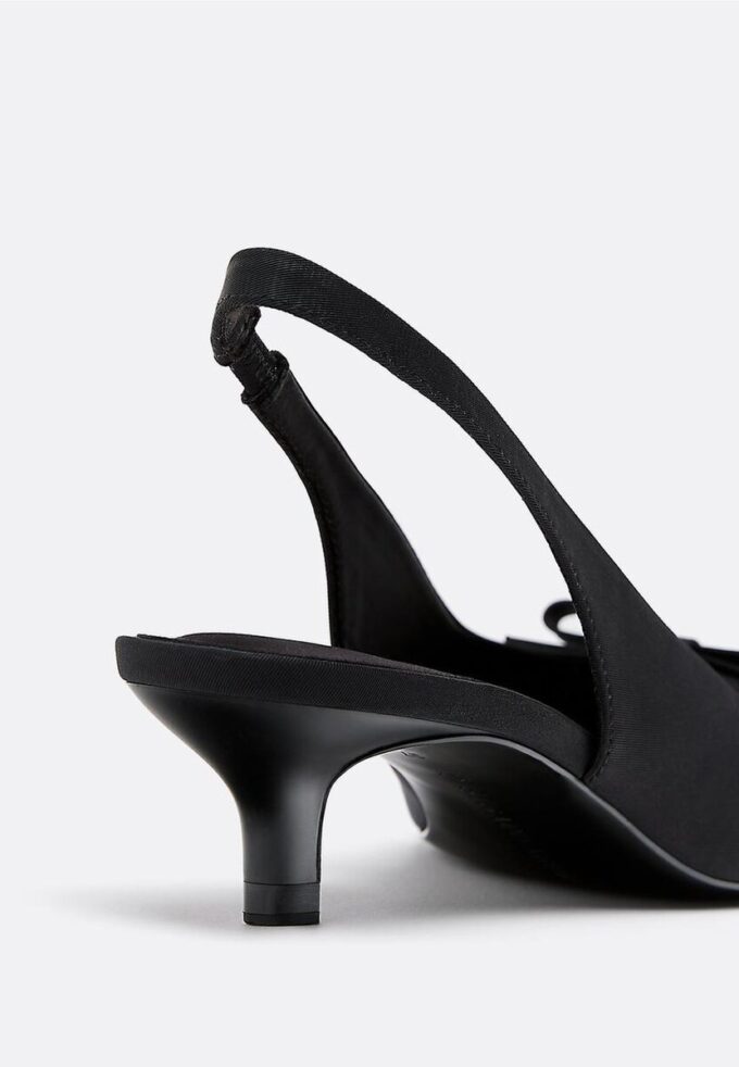 Scarpe col tacco basso e cut-out Scarpe col tacco basso e cut-out