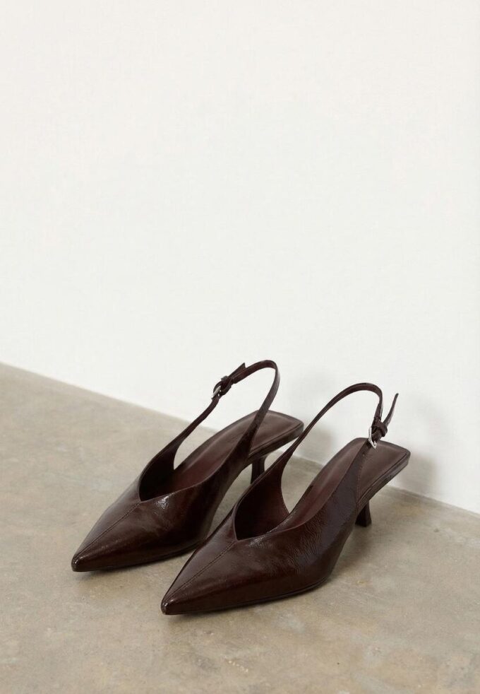 Scarpe col tacco basso e scollo a V