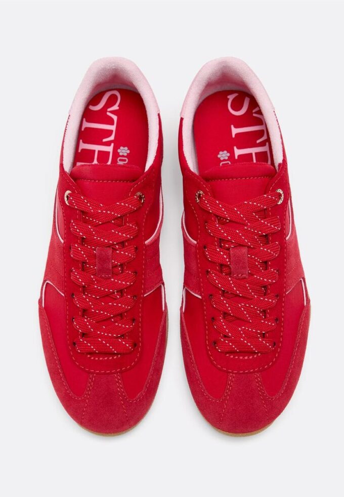 Scarpe da ginnastica con suola piatta e dettagli in pelle