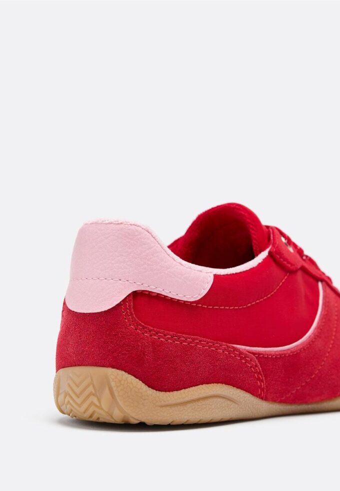 Scarpe da ginnastica con suola piatta e dettagli in pelle