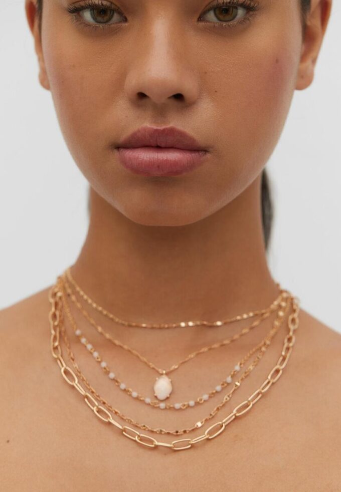 Set di 5 collane con ciondoli in pietra rosa