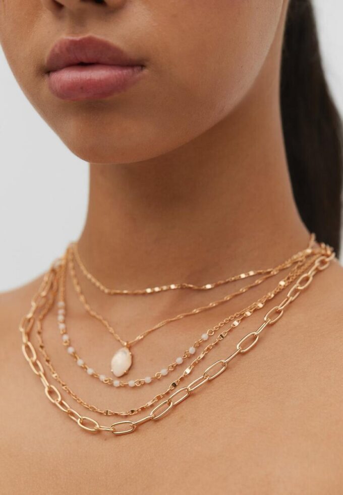 Set di 5 collane con ciondoli in pietra rosa