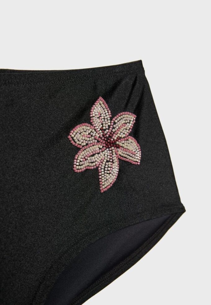 Slip bikini hotpant con fiori ricamati Slip bikini hotpant con fiori ricamati