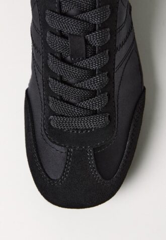 Sneakers con suola sottile effetto raso