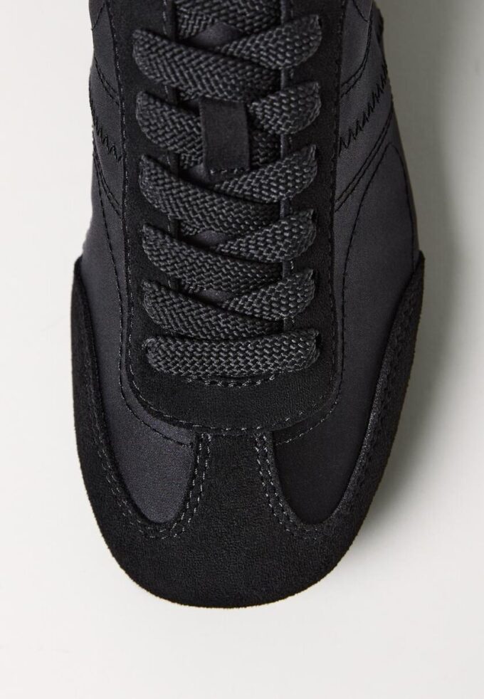 Sneakers con suola sottile effetto raso