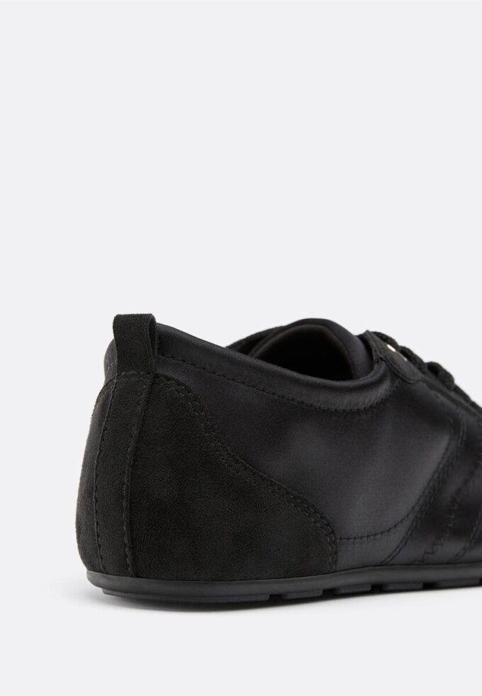 Sneakers con suola sottile effetto raso