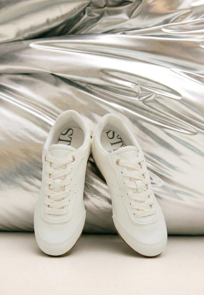 Sneakers morbide con suola piatta