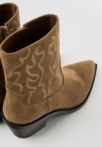 Stivaletti in pelle con tacco cowboy