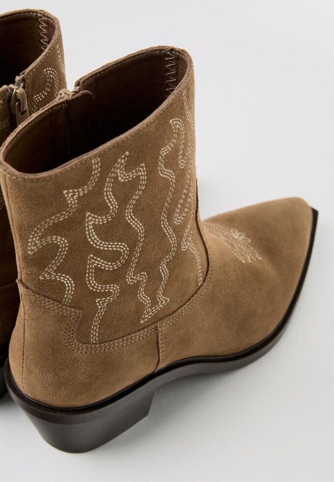 Stivaletti in pelle con tacco cowboy