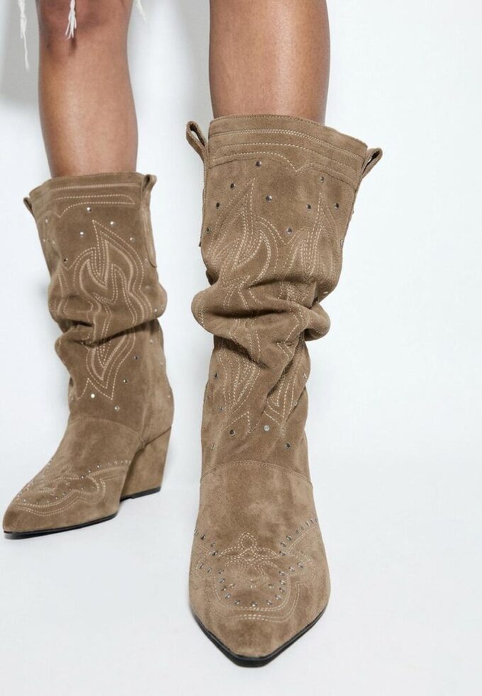 Stivali con tacco a zeppa in pelle