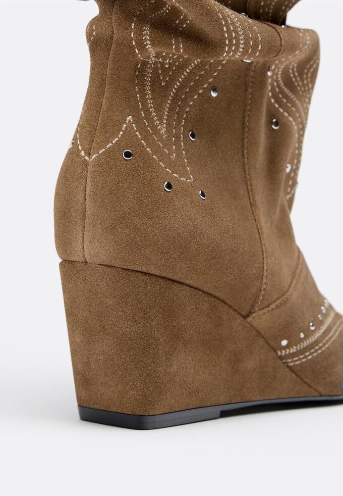 Stivali con tacco a zeppa in pelle