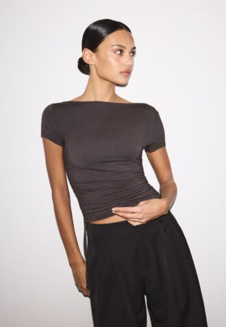 T-shirt a maniche corte con arricciature laterali