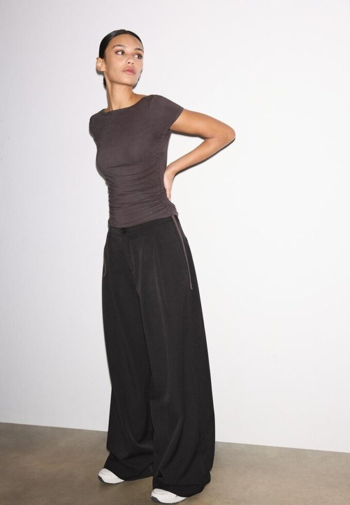 T-shirt a maniche corte con arricciature laterali