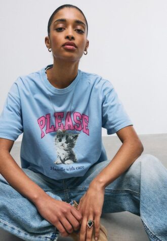 T-shirt a maniche corte con grafica e applicazione