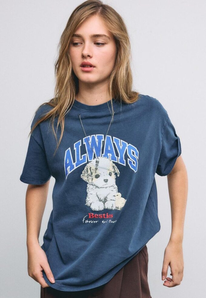 T-shirt a maniche corte con grafica e applicazione T-shirt a maniche corte con grafica e applicazione