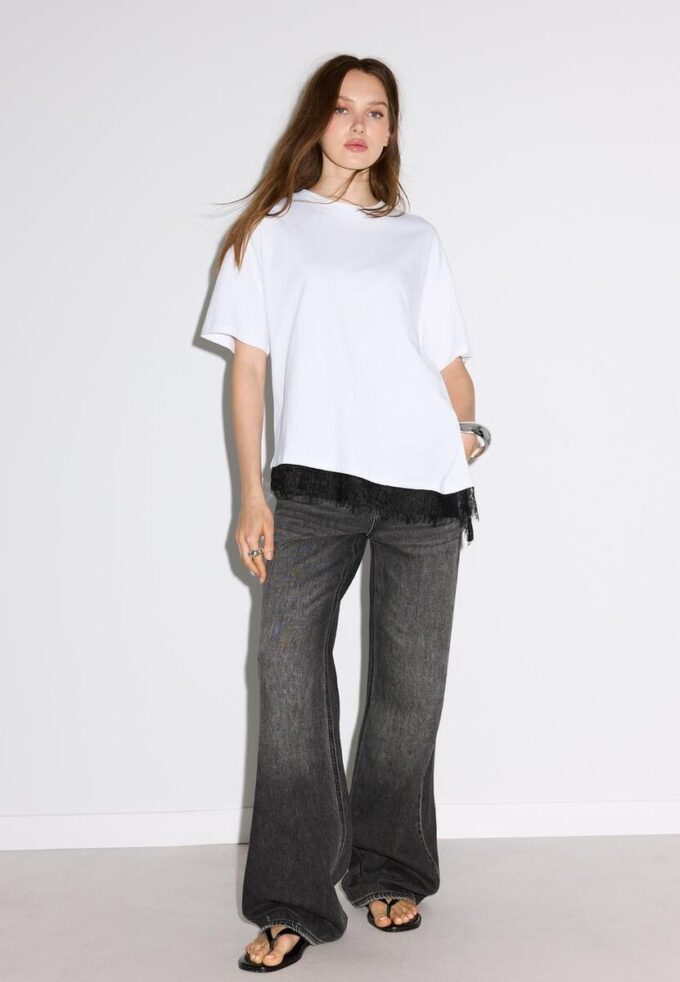 T-shirt a maniche corte con orlo in pizzo T-shirt a maniche corte con orlo in pizzo