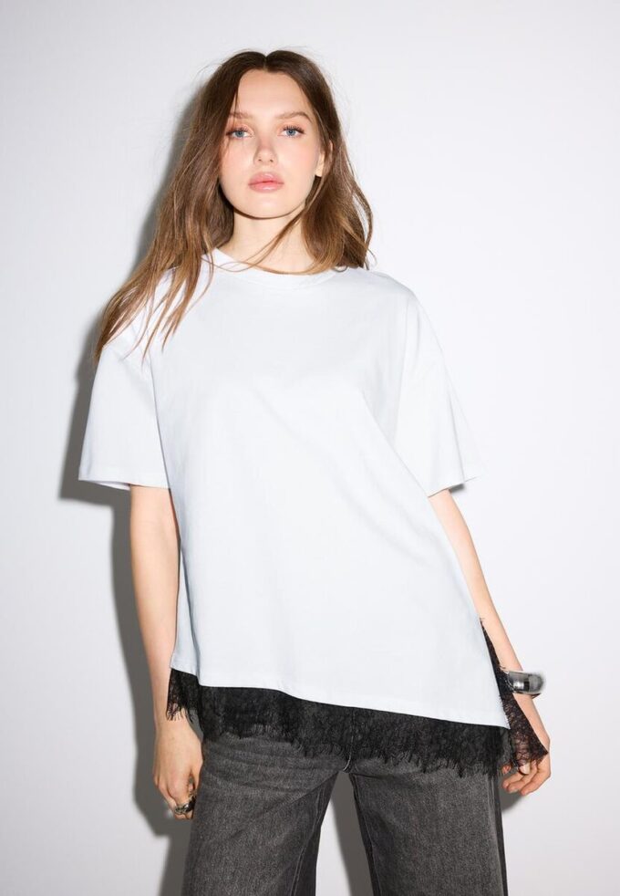 T-shirt a maniche corte con orlo in pizzo T-shirt a maniche corte con orlo in pizzo