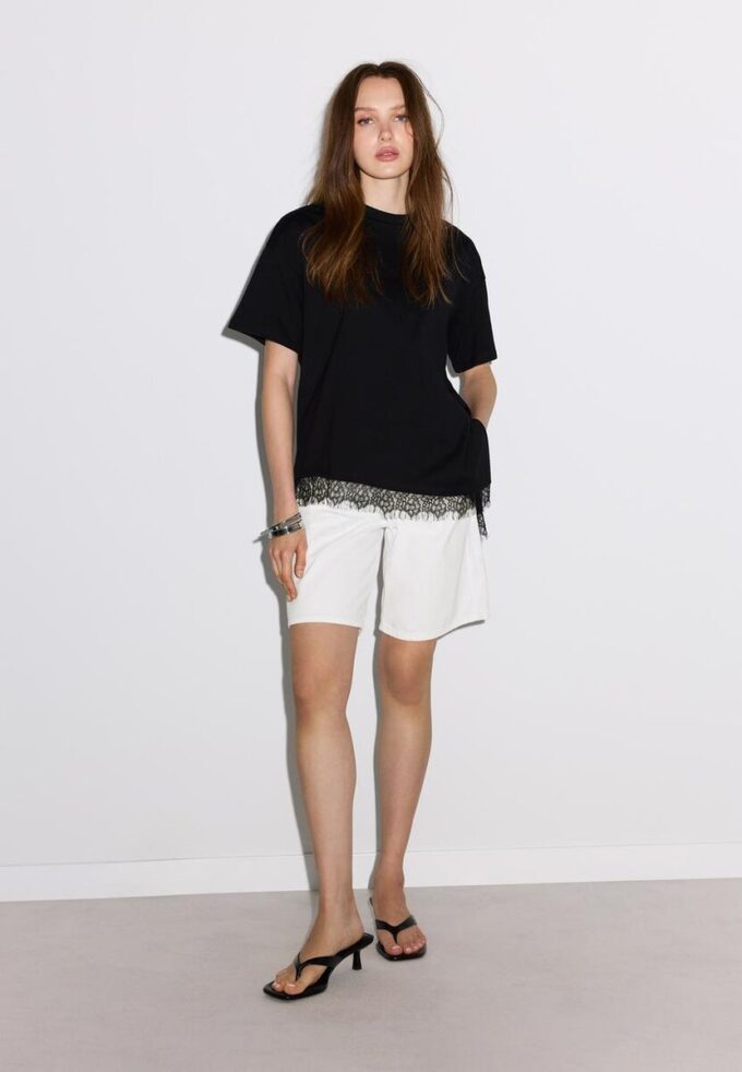T-shirt a maniche corte con orlo in pizzo T-shirt a maniche corte con orlo in pizzo