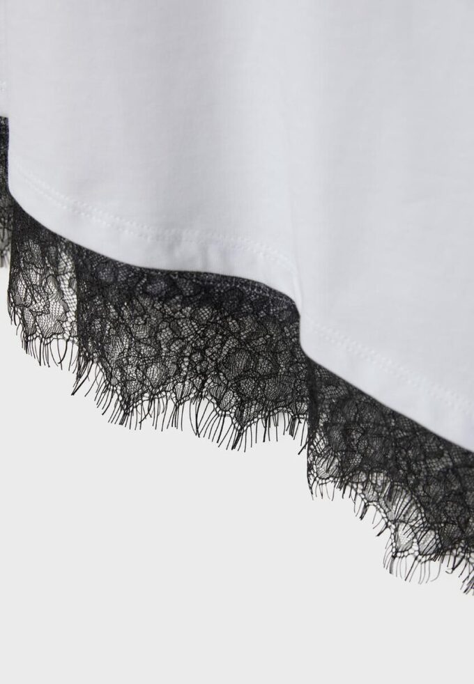 T-shirt a maniche corte con orlo in pizzo T-shirt a maniche corte con orlo in pizzo