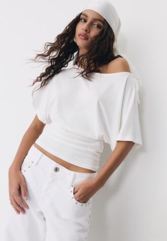 T-shirt a maniche corte con scollo a barchetta