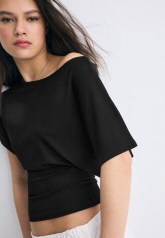 T-shirt a maniche corte con scollo a barchetta