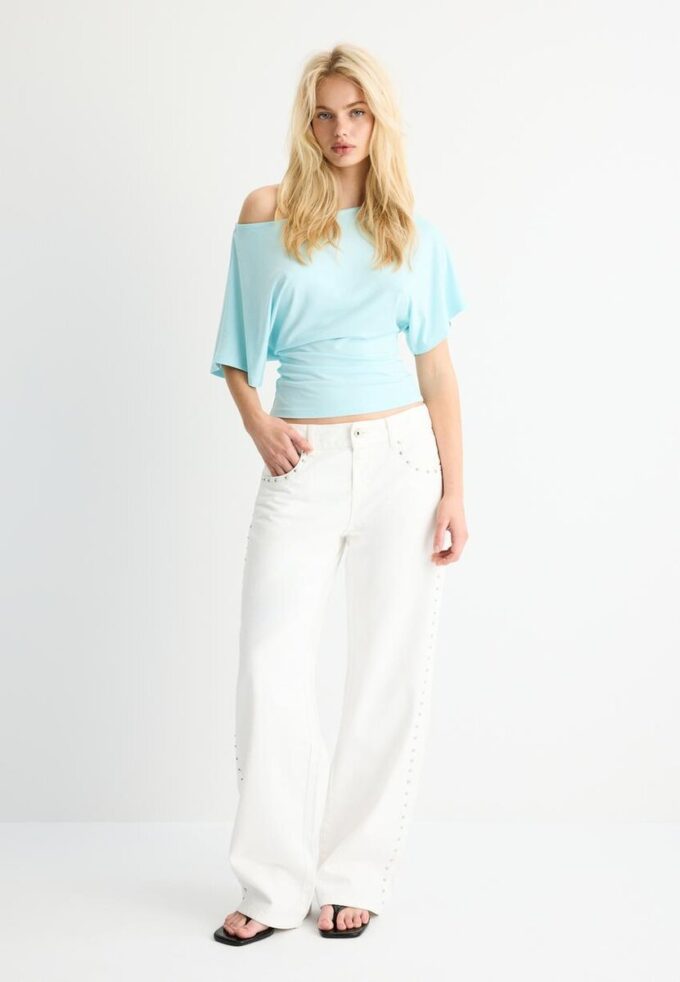 T-shirt a maniche corte con scollo a barchetta