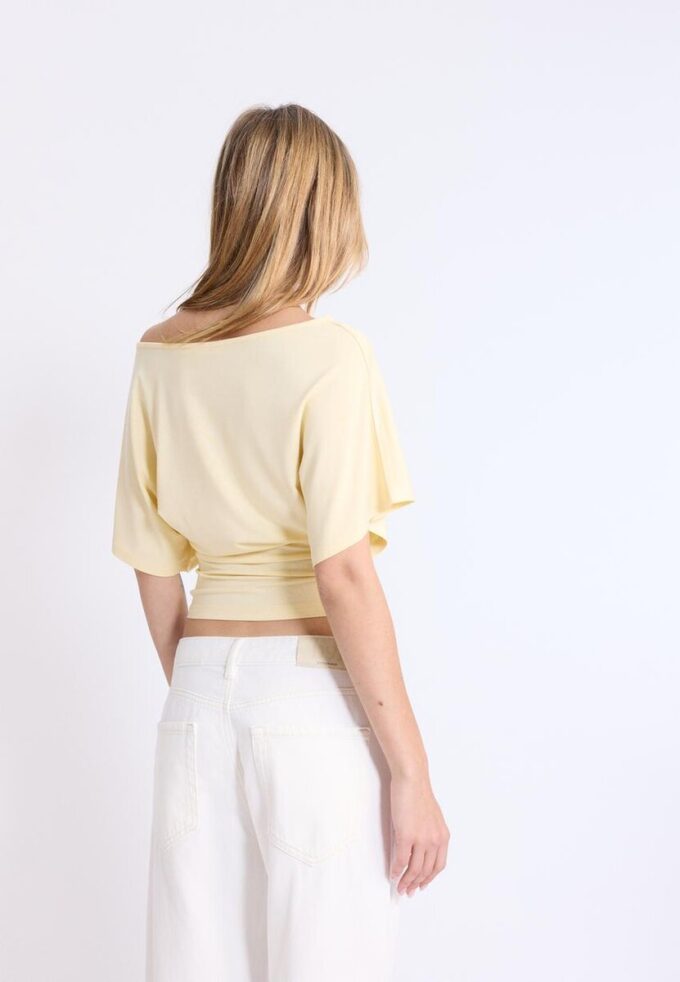 T-shirt a maniche corte con scollo a barchetta T-shirt a maniche corte con scollo a barchetta