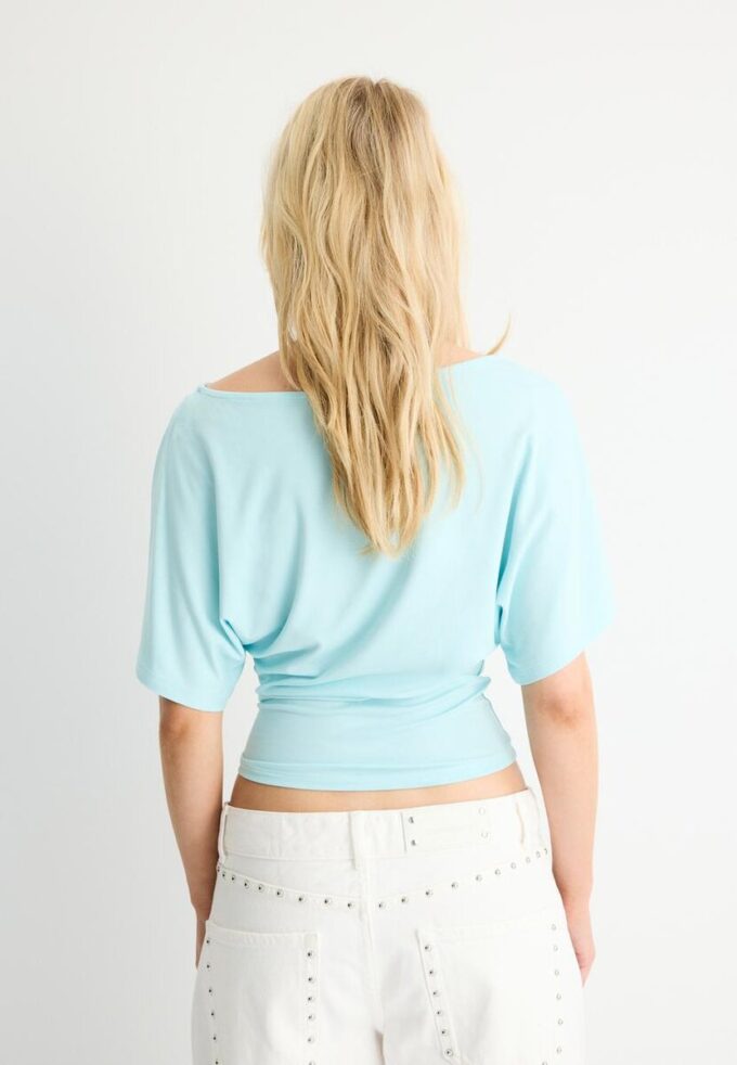 T-shirt a maniche corte con scollo a barchetta