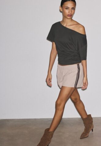 T-shirt a maniche corte con scollo a barchetta e arricciature