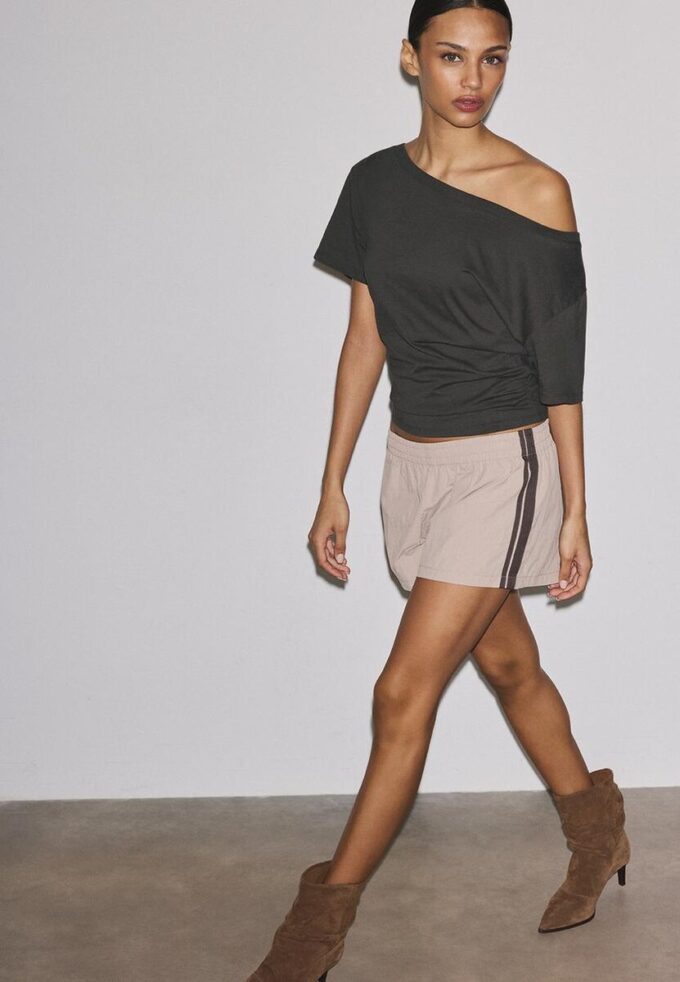 T-shirt a maniche corte con scollo a barchetta e arricciature