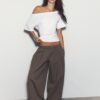 T-shirt a maniche corte con scollo a barchetta e arricciature T-shirt a maniche corte con scollo a barchetta e arricciature