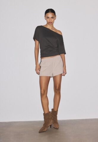 T-shirt a maniche corte con scollo a barchetta e arricciature