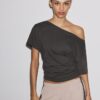 T-shirt a maniche corte con scollo a barchetta e arricciature