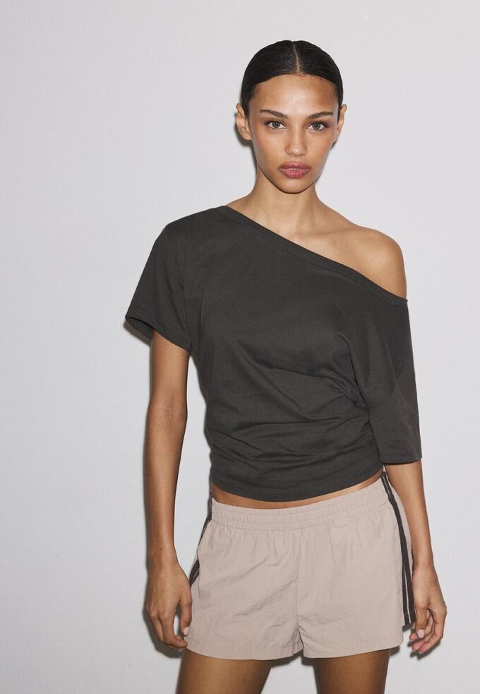 T-shirt a maniche corte con scollo a barchetta e arricciature